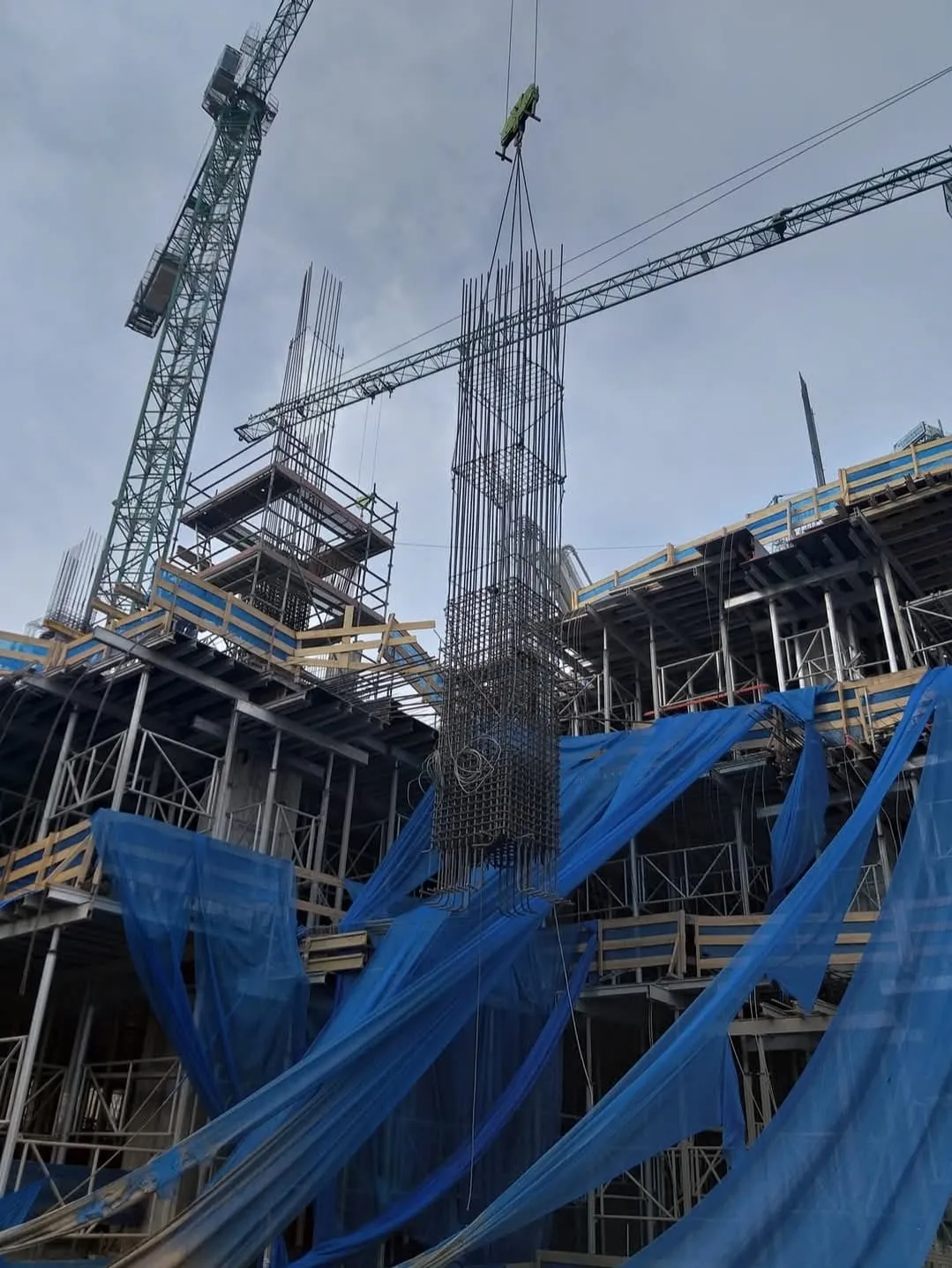 Gancho de grúa en sitio de construcción